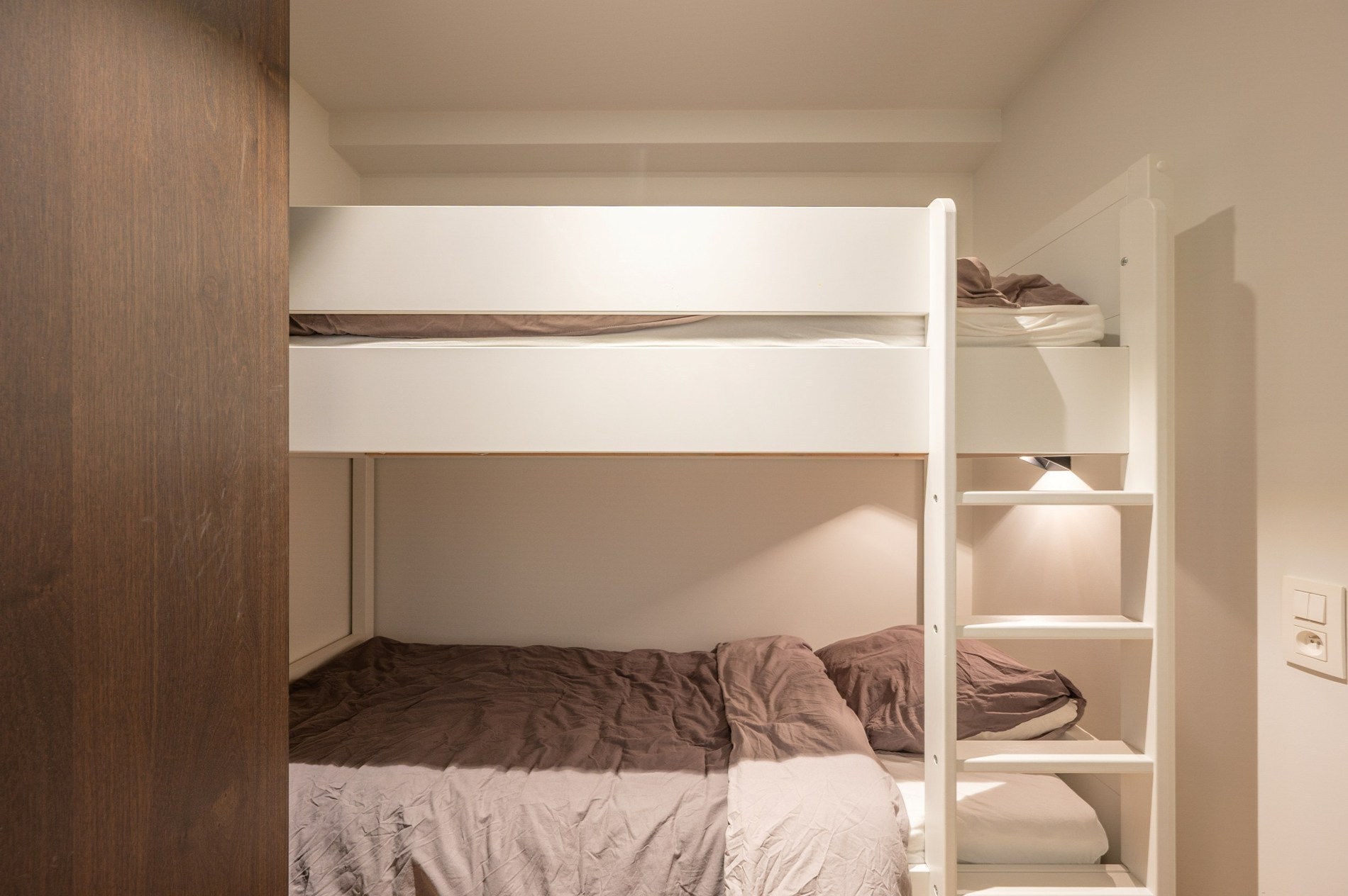 OPENDEURDAG Zaterdag 29/08 - tussen 14u en 16u:  Luxueus volledig gerenoveerd 3 slaapkamer appartement te Parmentierlaan gelegen nabij de Zeedijk. 