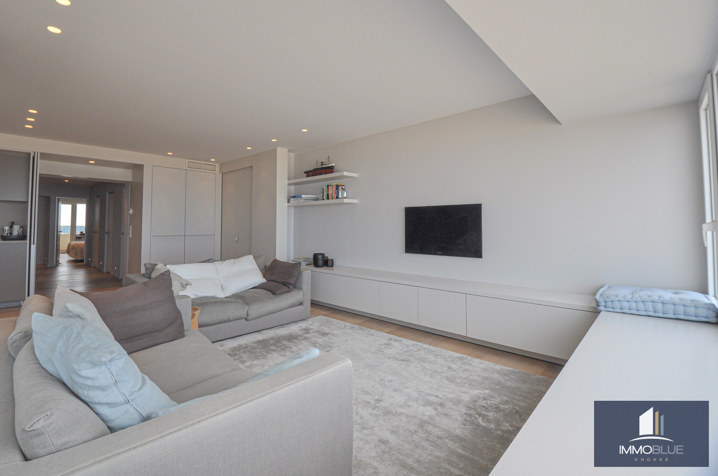 L’appartement bénéficie d’une double orientation, avec une vue frontale sur la mer à l’avant et une vue dégagée sur l’arrière-pays à l’arrière. 