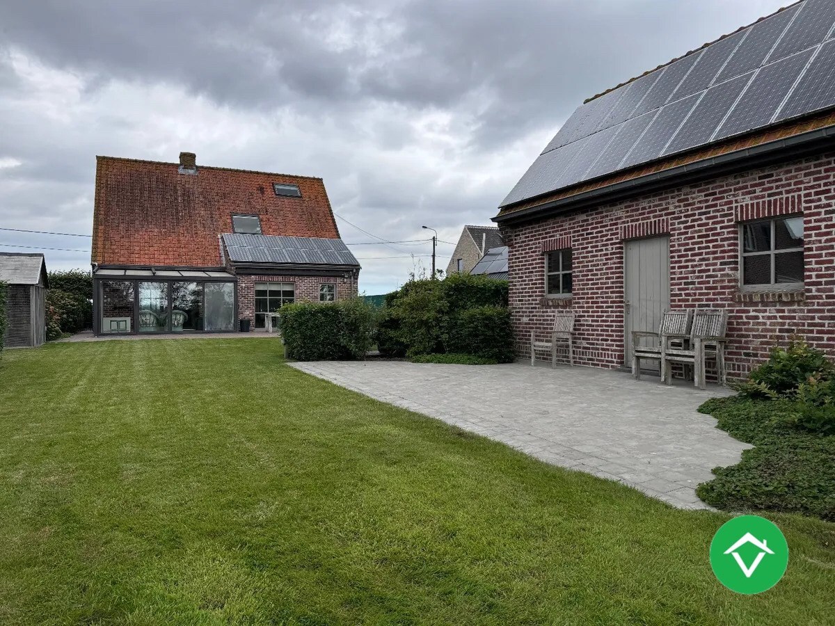 Alleenstaande woning met 4 slaapkamers en garage te Kortemark 