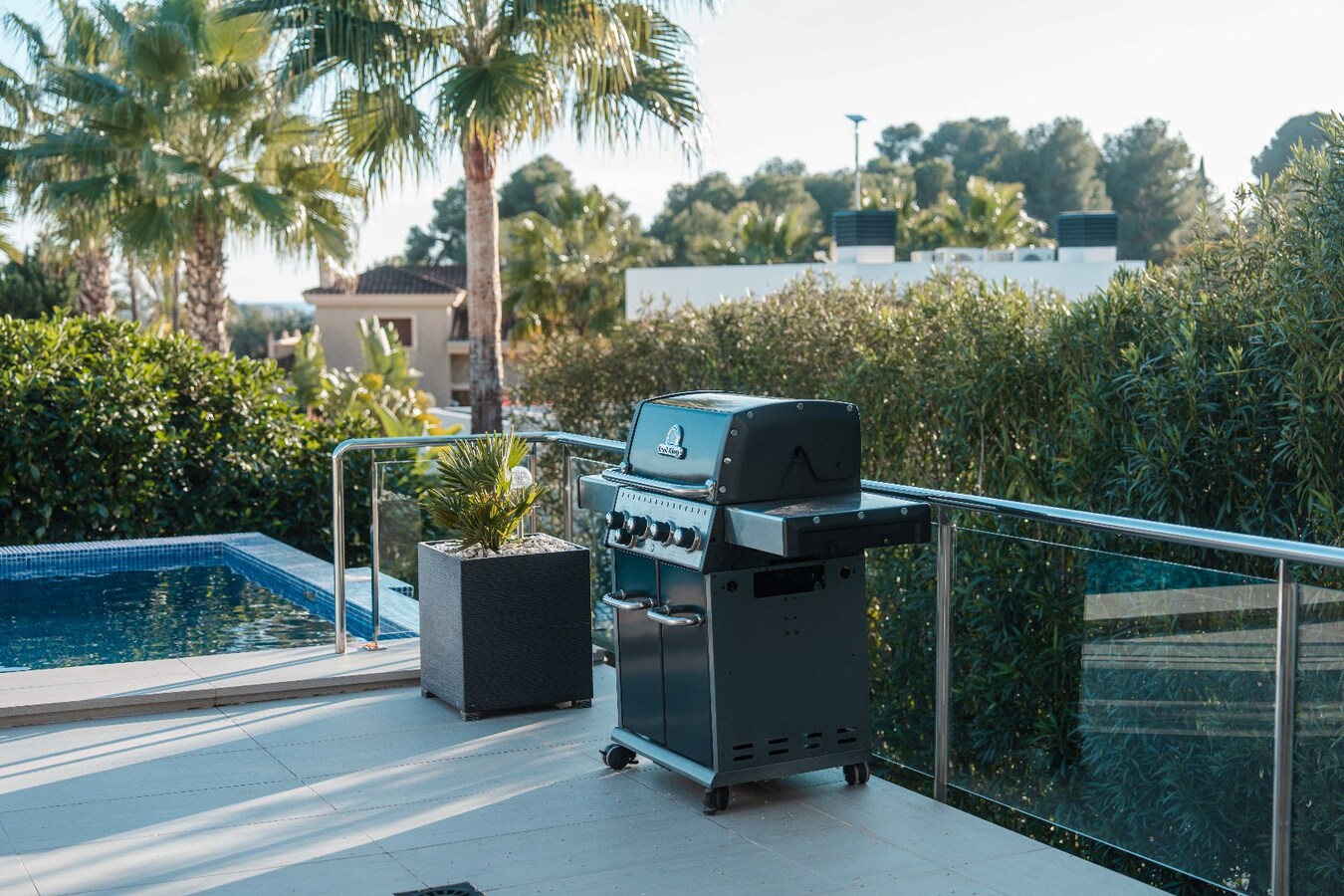 Deze uitzonderlijke villa biedt een unieke combinatie van luxe, volledige privacy en een prachtige zuidoriëntatie in het gegeerde Solpark. 