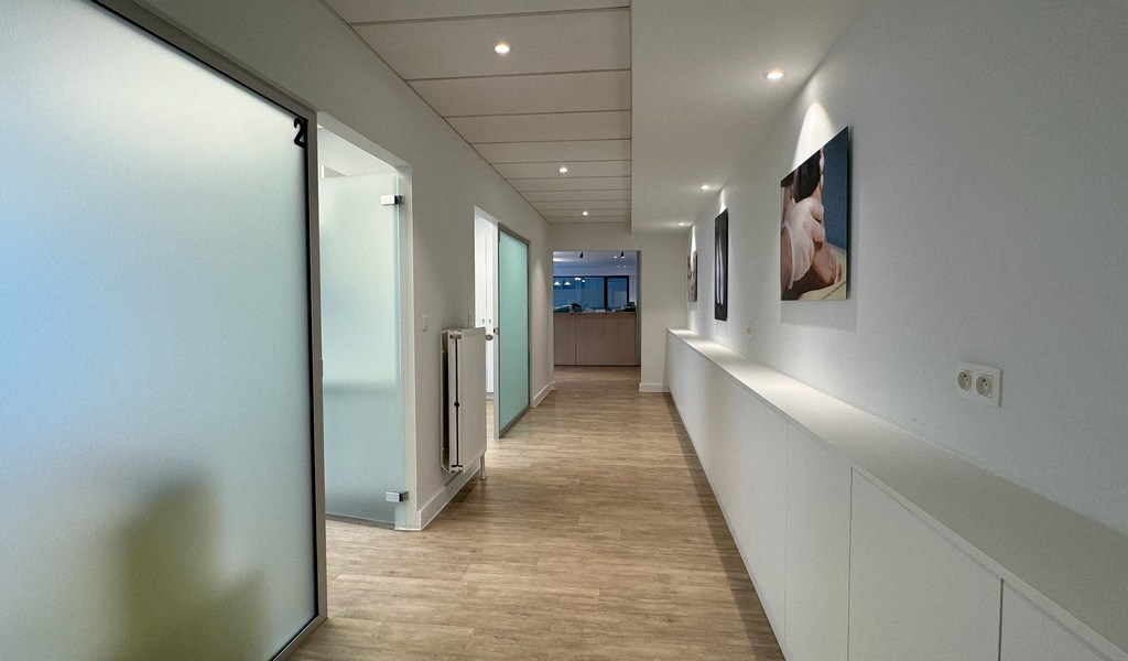 Magazijn met kantoren te huur in Merelbeke-Melle