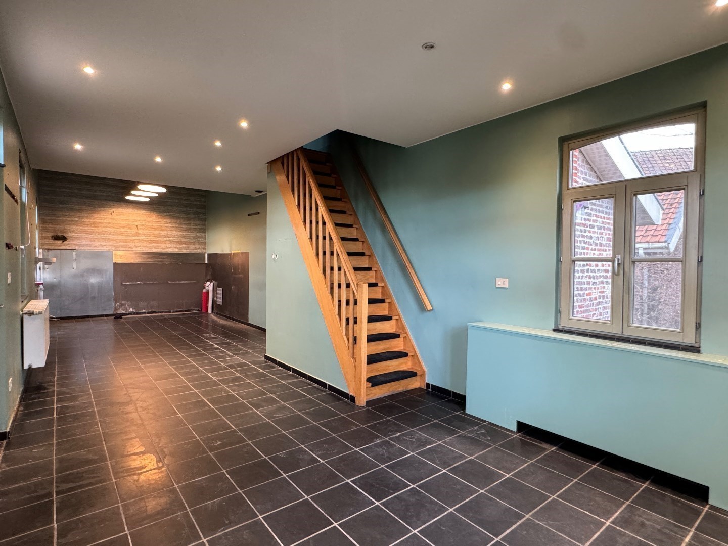 Veelzijdig handelspand op toplocatie te Sint-Eloois-Vijve 