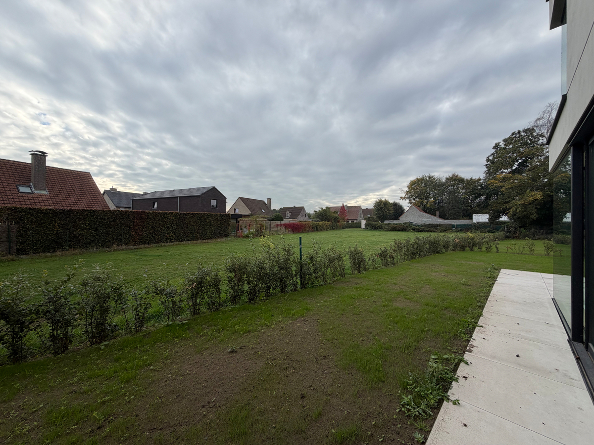 Ruime nieuwbouwwoning met terras en tuin. 