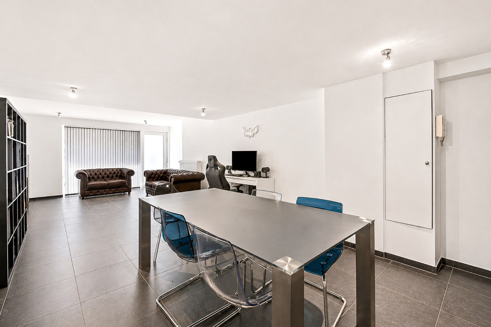 Recent gelijkvloers appartement pal in het centrum van Gistel 
