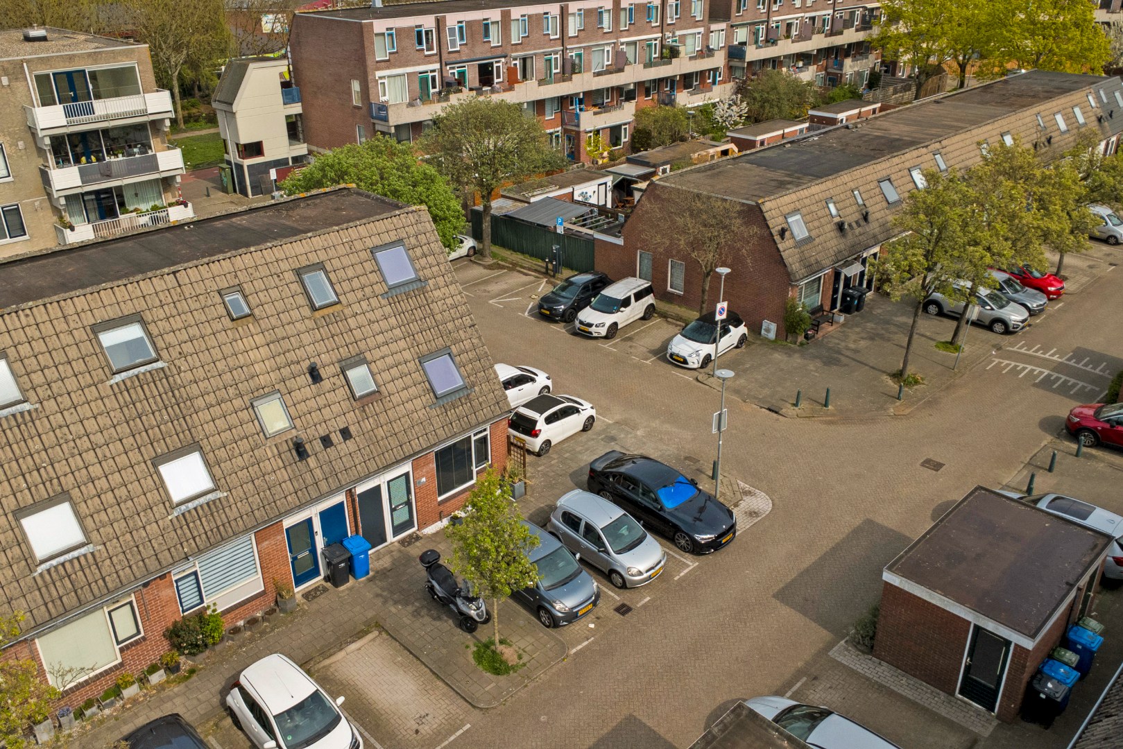 Instap klaar en moderne 4-kamer hoekwoning met 3 ruime slaapkamers, fraaie keuken en badkamer, onderhoudsvriendelijke tuin en gelegen op eigen grond. 