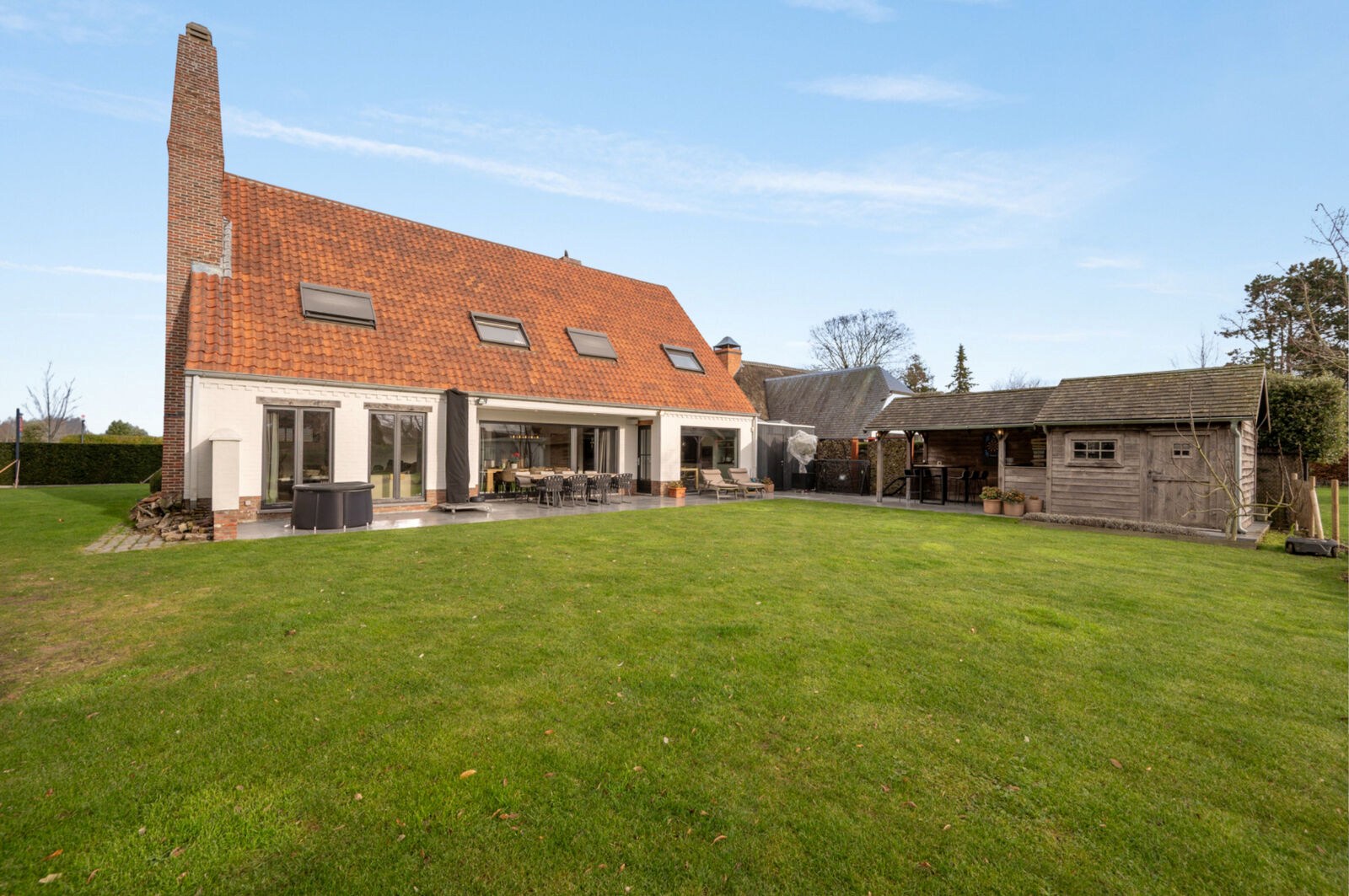 Prachtig gerenoveerde alleenstaande villa geniet van een uitstekende centrale ligging, op slechts enkele minuten van het centrum van Knokke. 