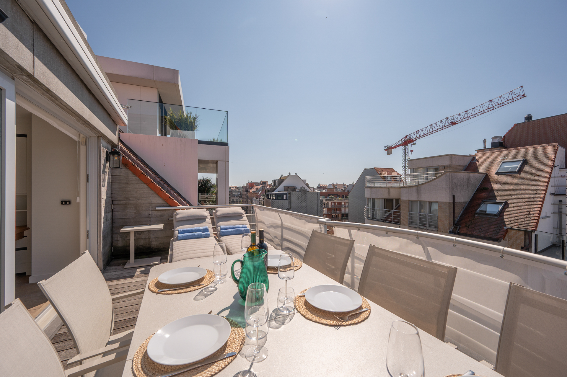 Exclusif duplex penthouse avec 3 chambres et terrasse ensoleillée, situé dans un emplacement de choix près de la place Rubens et de la mer. 
