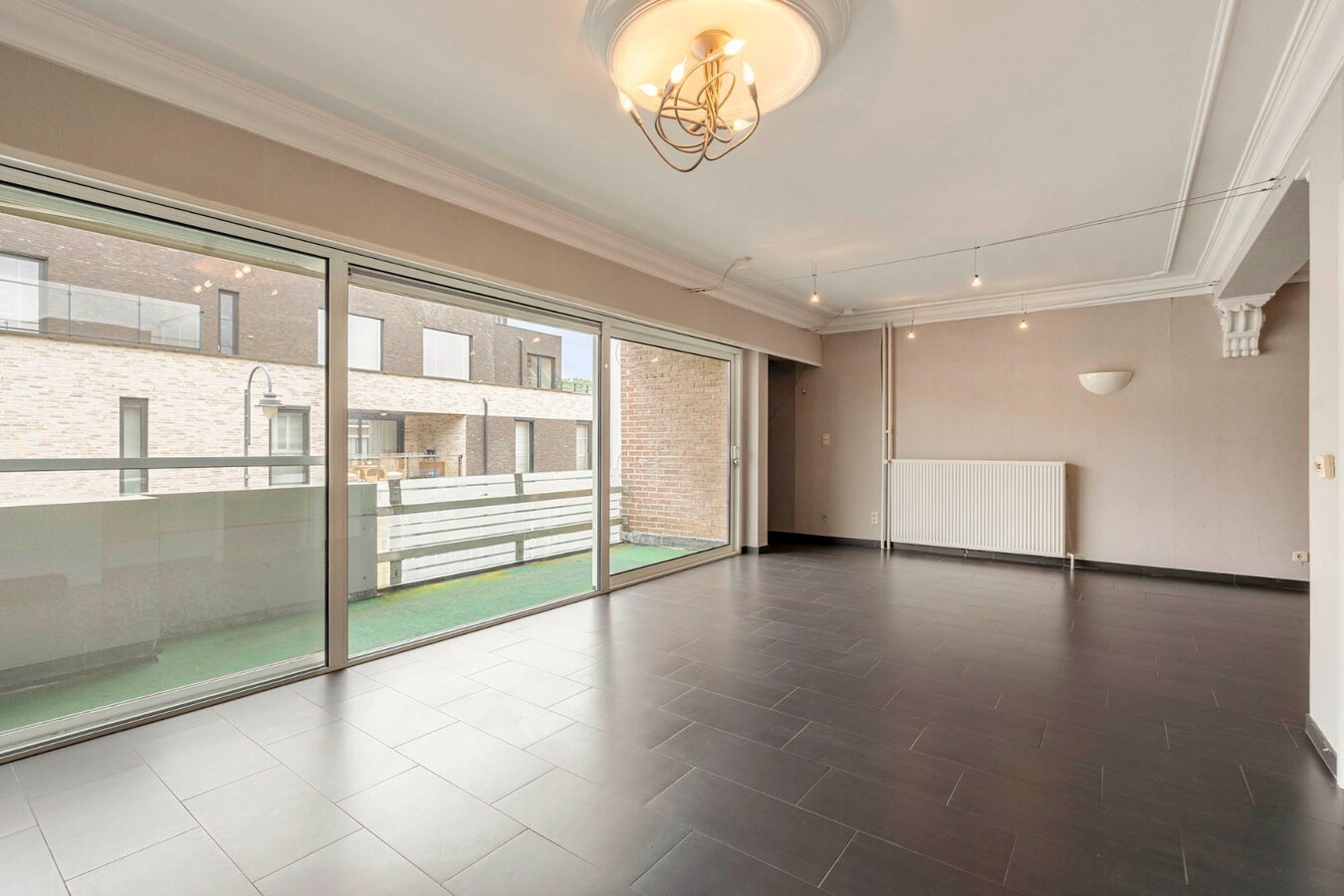 Comfortabel, zeer ruim appartement met 4 slaapkamers, terras en garage in het centrum van Neeroeteren! 