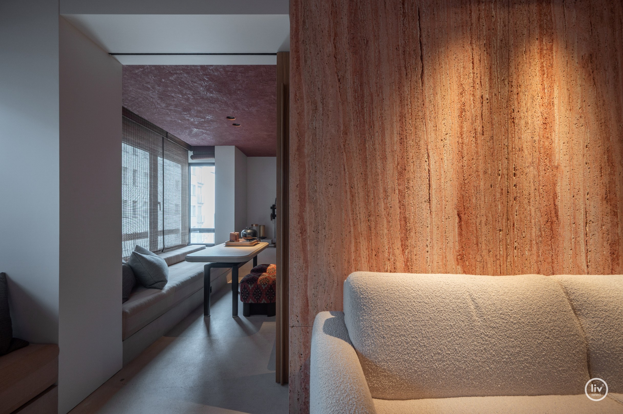 Uniek appartement ontworpen door architect Glenn Sestig met zijdelings zeezicht aan het Driehoeksplein 