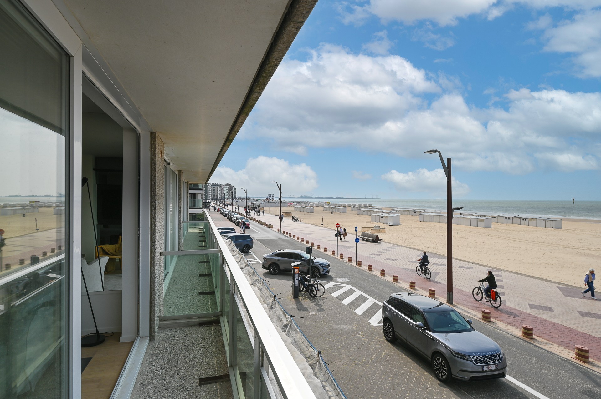 Op een absolute topligging aan de zeedijk in het Zoute bevindt zich dit prachtig gerenoveerde appartement op de eerste verdieping van een standingvolle residentie, met een gevelbreedte van 5,20 meter 