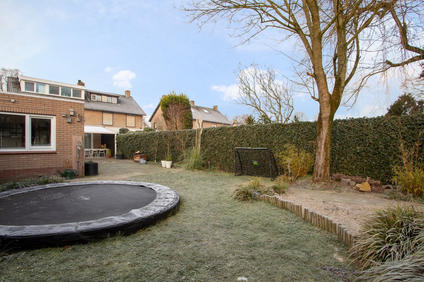 Zeer ruim halfvrijstaand woonhuis met aanpandige garage/berging en hobbyruimte/mantelzorgwoning. 