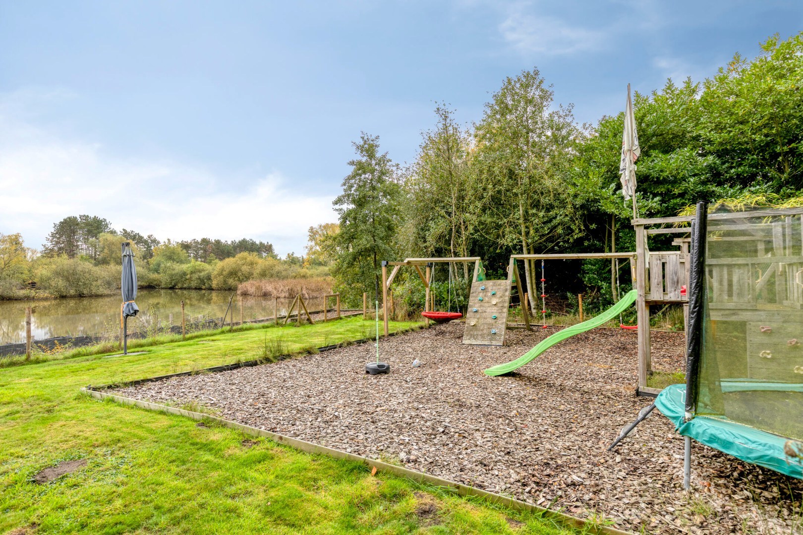 Uniek perceel van 2 ha. en 34 are met 3 prachtige vijvers 