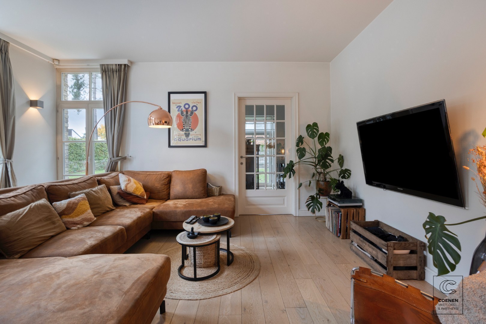 Prachtige woning met een bew. opp. van 302 m², 6 slpk, 3 bk en prachtige tuin met zwembad 