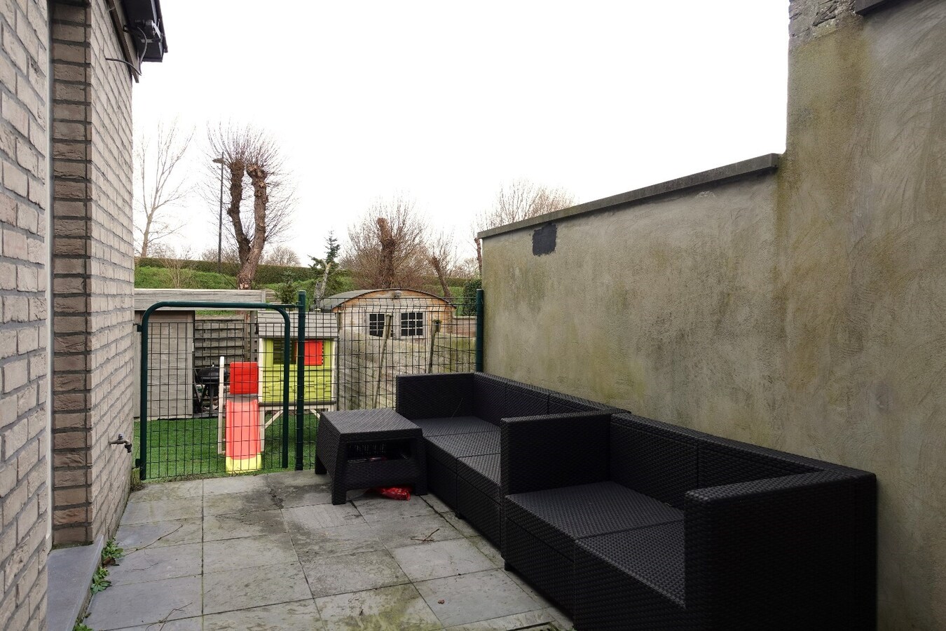 Gerenoveerde, instapklare rijwoning met 4 slaapkamers en uitweg 