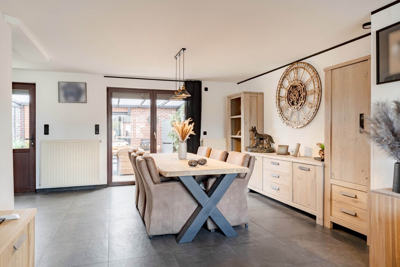 Gerenoveerde, goed onderhouden woning nabij het centrum van Bree mét een grote garage/werkplaats bereikbaar langs de Filterstraat aan de achterzijde van de woning! 