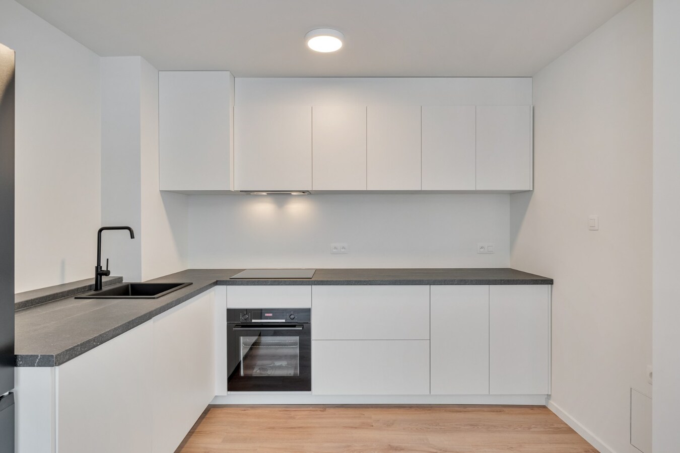 Stijlvol gerenoveerd appartement met moderne uitstraling in het centrum van Maaseik! 