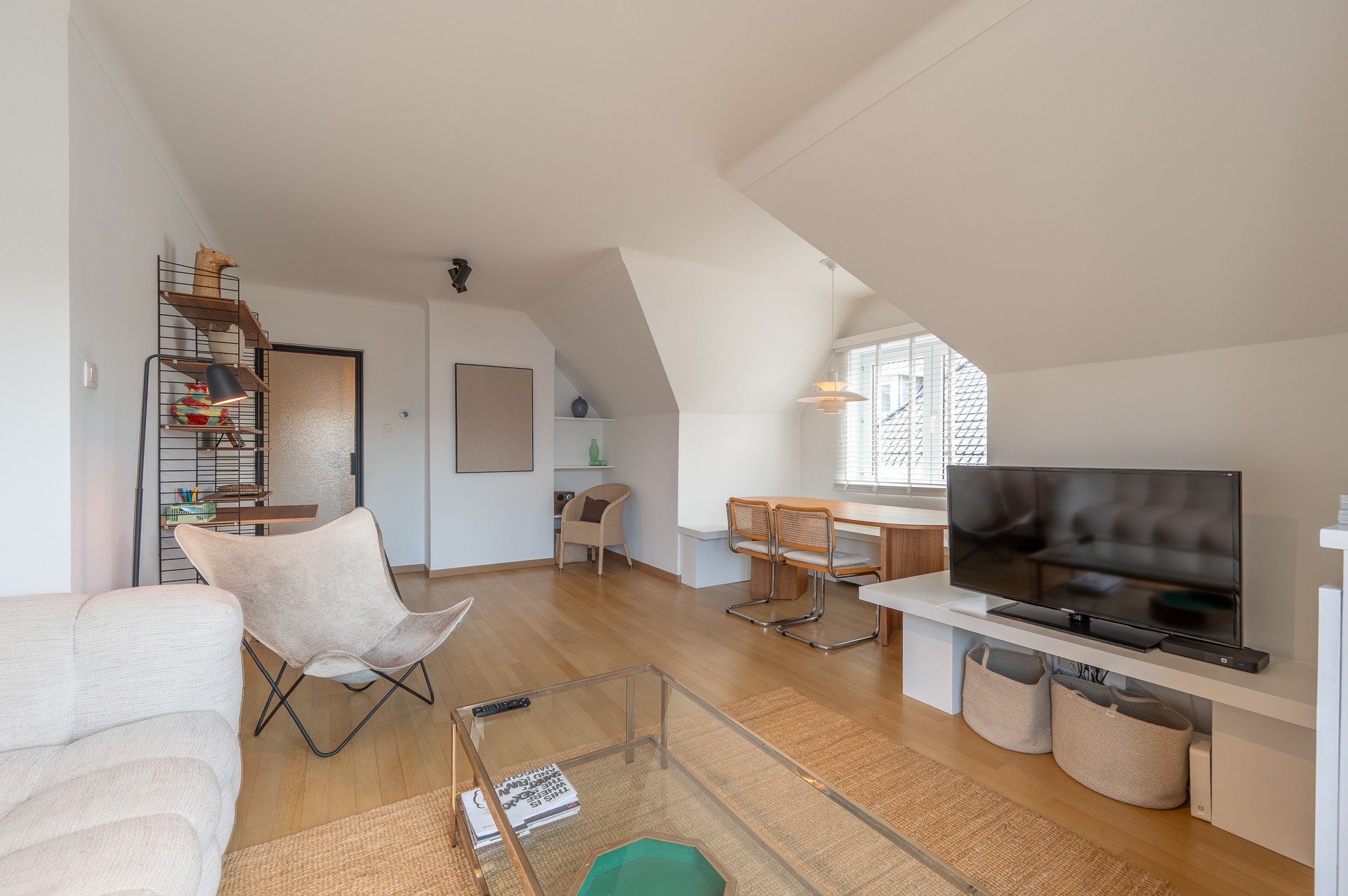 Appartement lumineux d'angle avec terrasse situé à distance de marche de la digue du Rubensplein. 