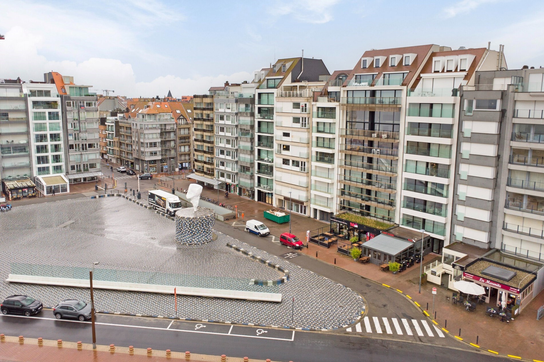 Appartement confortable d'une chambre avec vue frontale sur la mer, situé près de la place Rubens. 