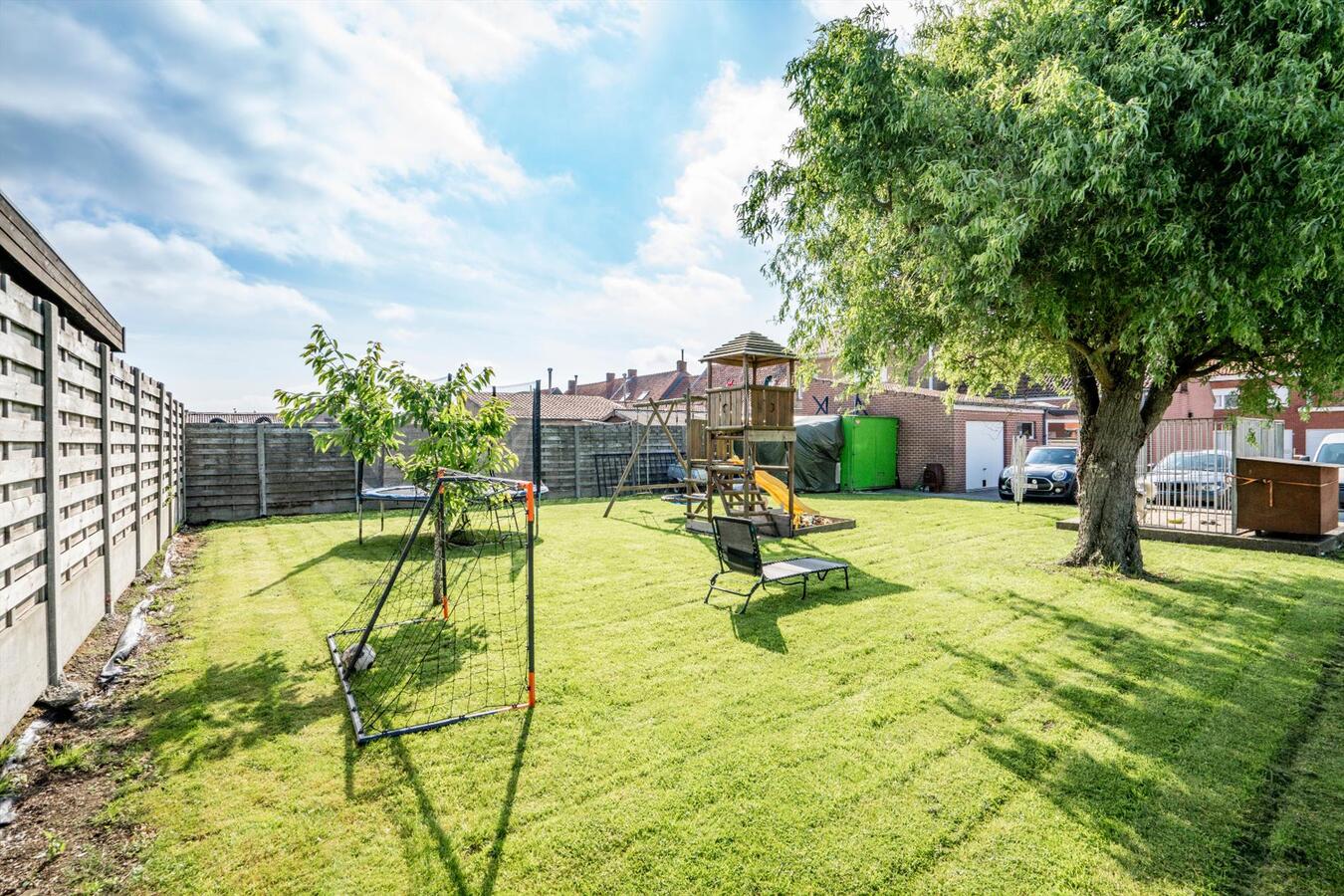 Uitstekend gelegen vrijstaande woning met grote onderhoudsvriendelijke tuin 