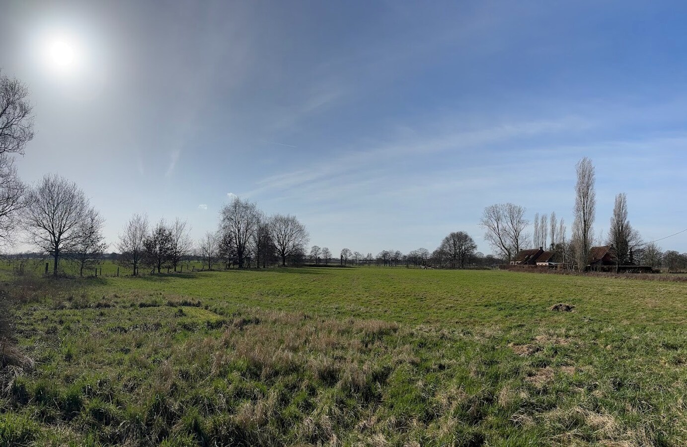 Unieke eigendom op 13.183 m² met te renoveren woning en vergunde stallingen 