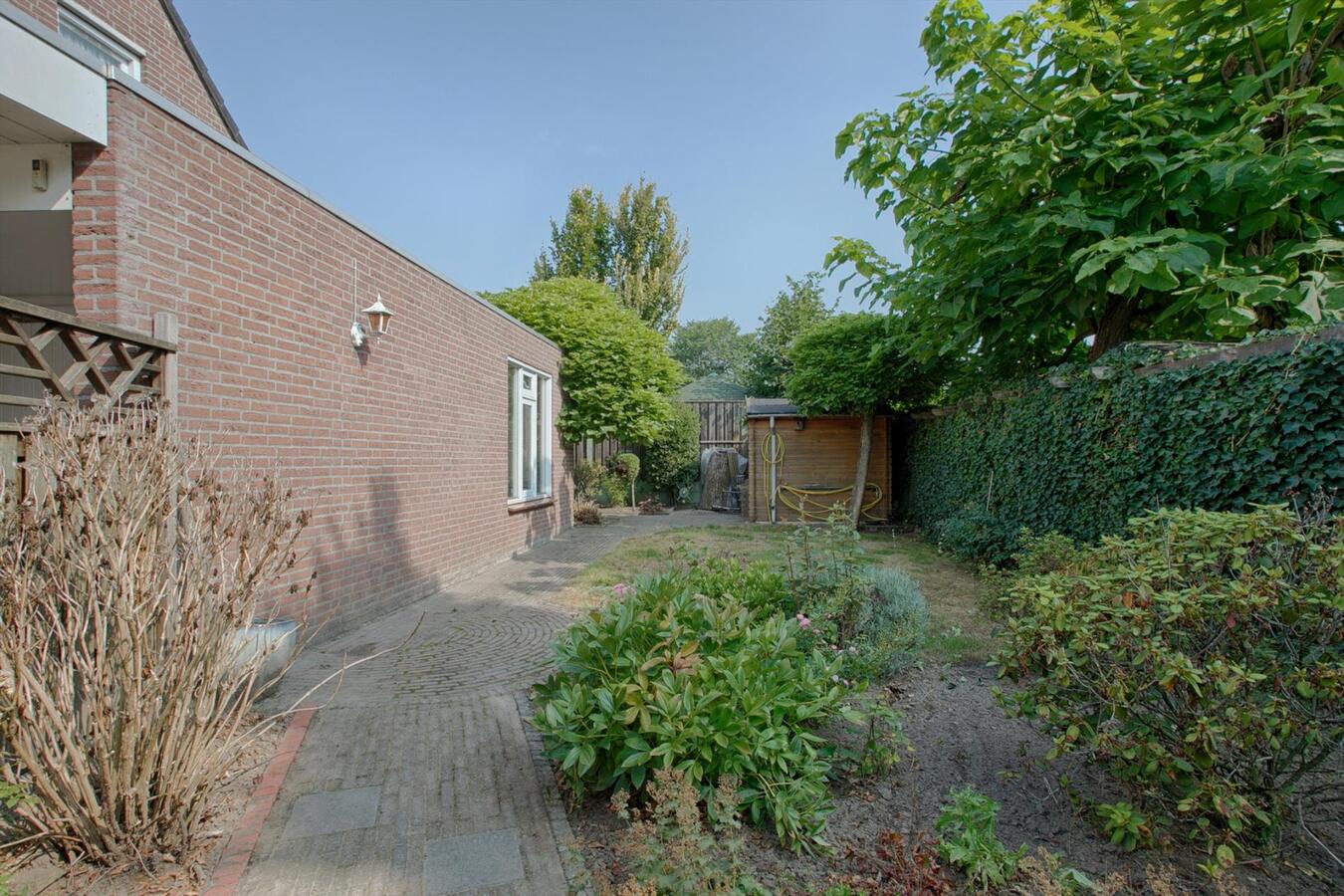 Halfvrijstaande woning met garage/carport gelegen op 275 m2 aan de Prs. Marijkestraat 7 te Bergeijk. 