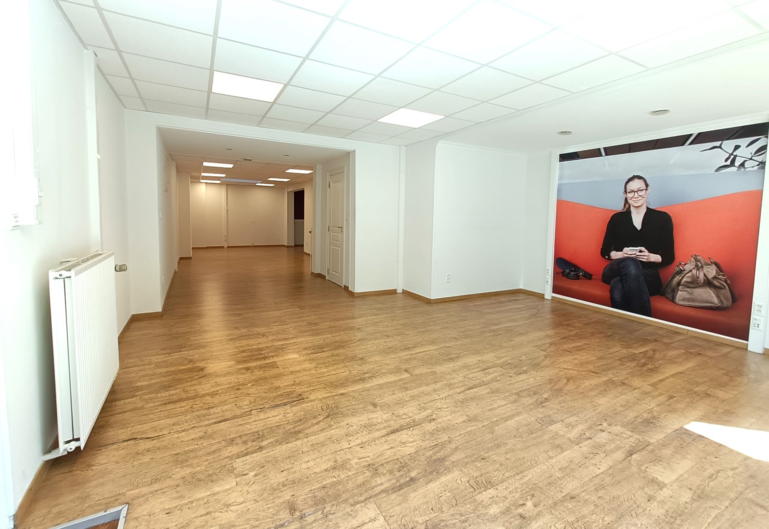 GELIJKVLOERS HANDELSPAND/KANTOOR IN HET CENTRUM 