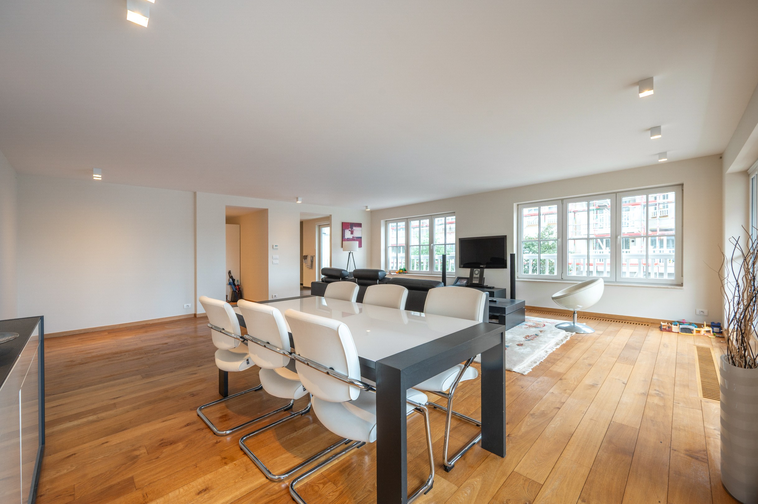 Uitzonderlijk lichtrijk hoekappartement van 150 m² met open zicht op het Burgemeester Frans Desmidtplein – inclusief 2 autostandplaatsen 