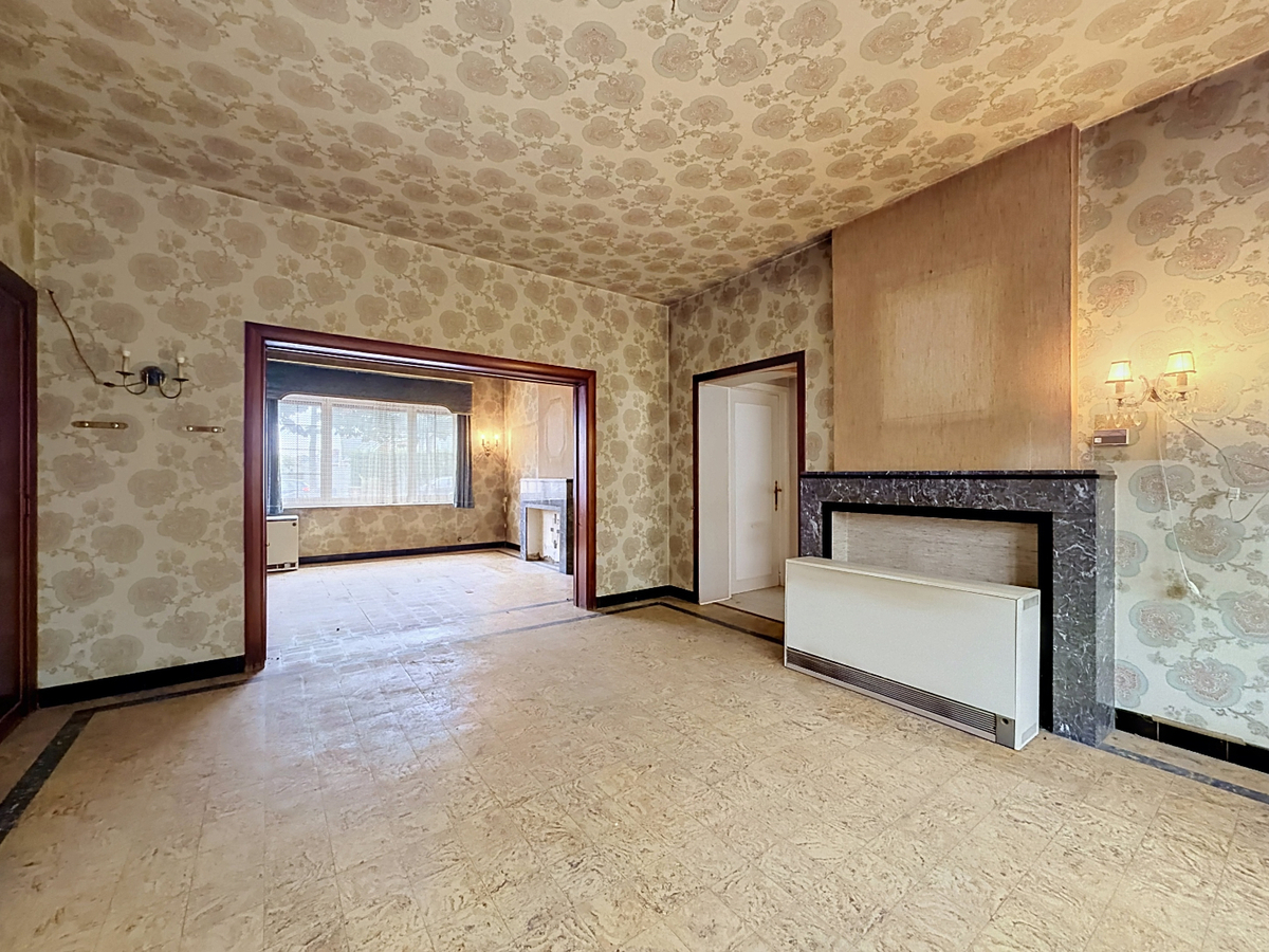 Ruime, te renoveren woning met garage en tuin te Bevegem 