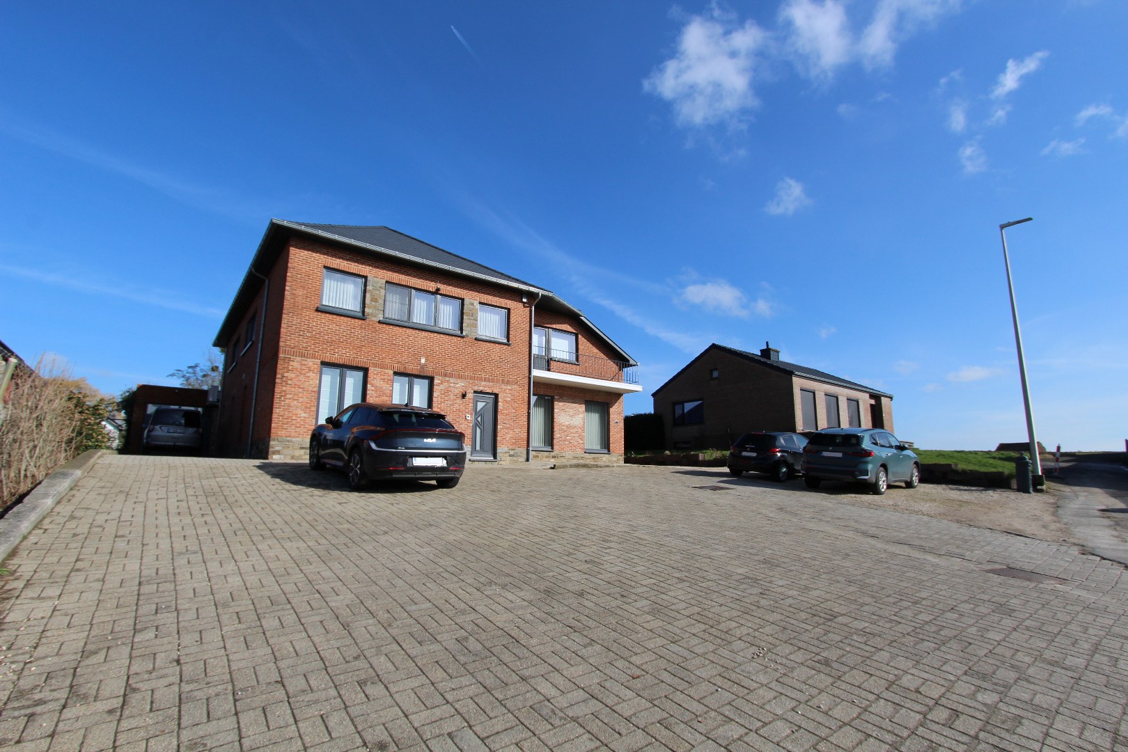 GELIJKVLOERS APPARTEMENT - VOLLEDIG VERNIEUWD 