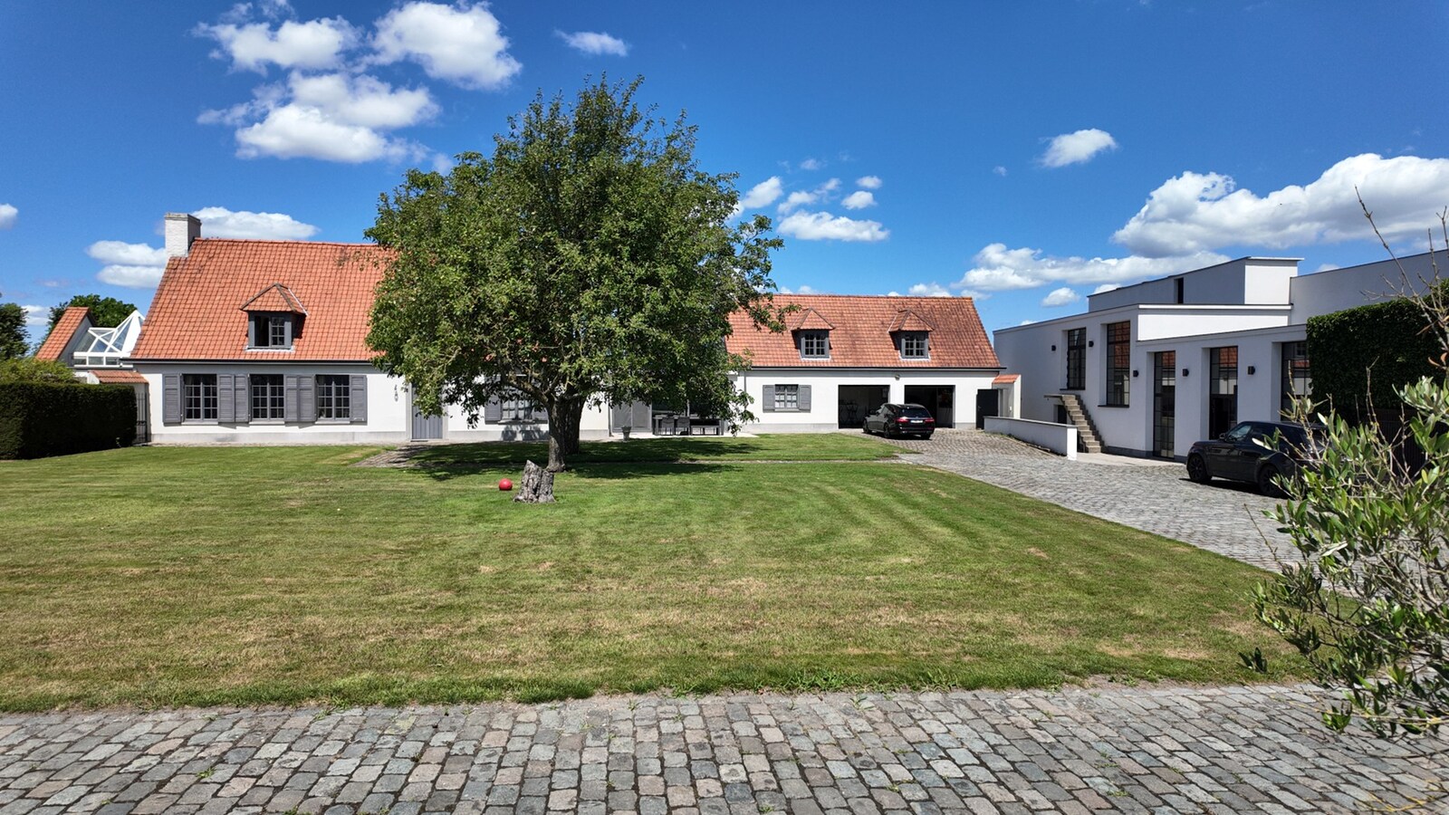 Landelijke villa met bijgebouwen en graslanden op 23.740m² 