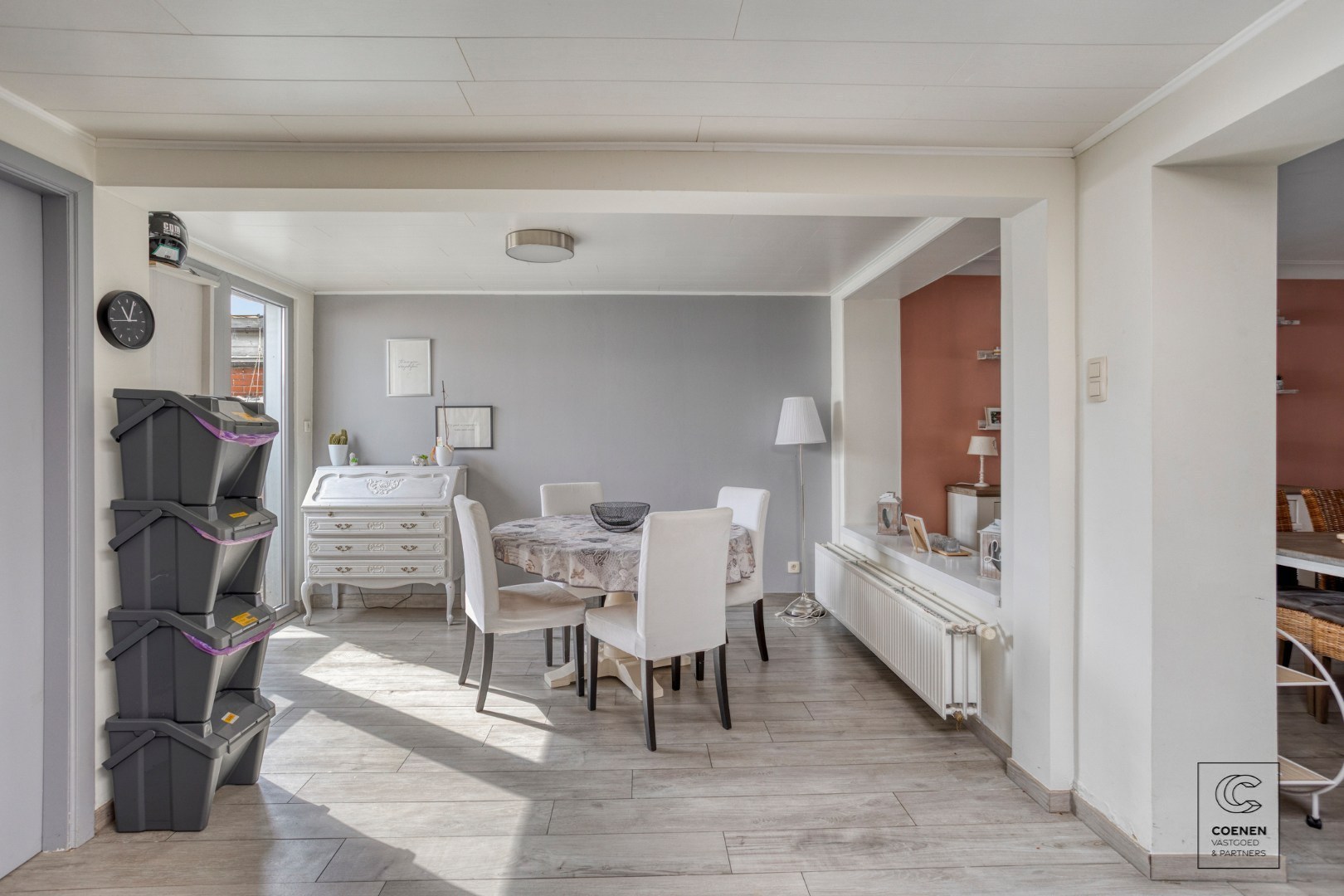 Zeer ruime en instapklare woning van 181 m², 4 slpk's en zeer leuke, zonnige tuin met prachtig uitzicht! 