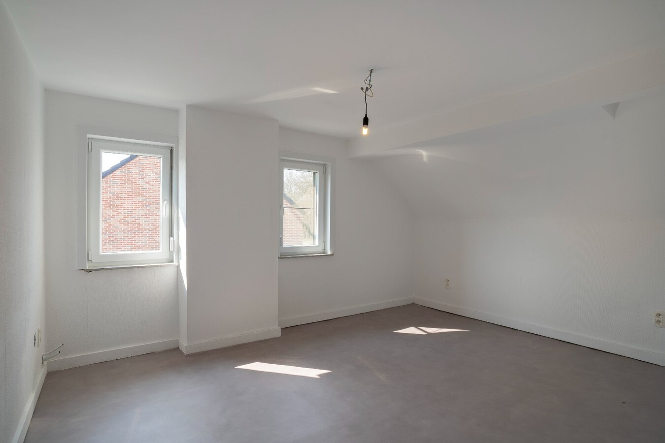 Gerenoveerde woning met drie slaapkamers op groot perceel 