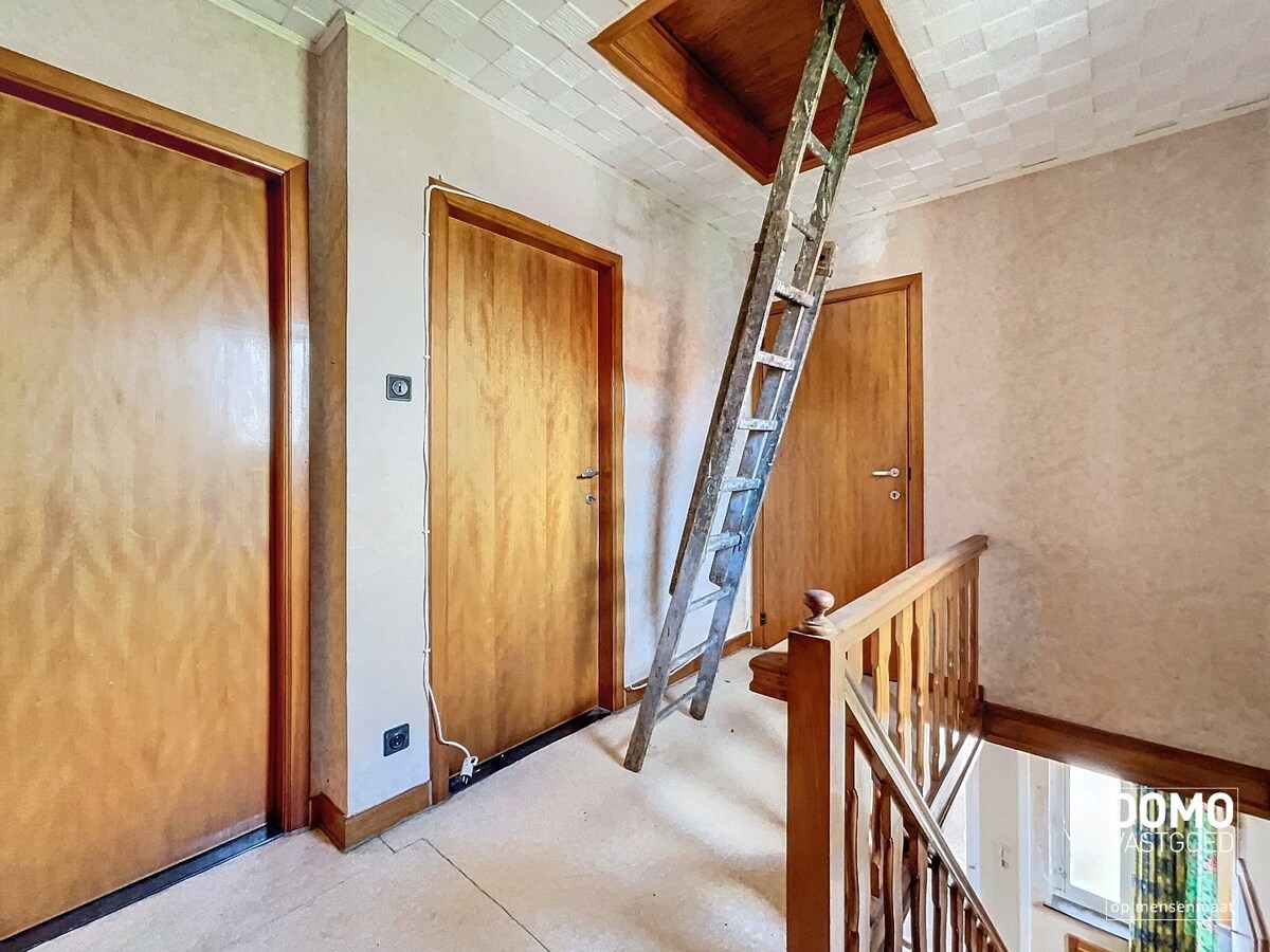 TE RENOVEREN HALFOPEN WONING MET TUIN EN GARAGE OP 8A 67CA TE KURINGEN 