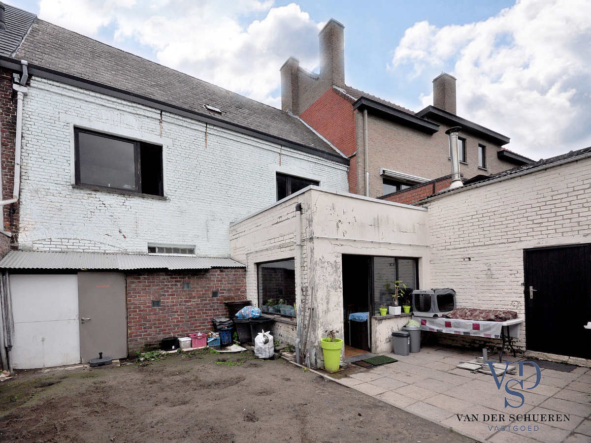 Op te frissen gezinswoning in hartje Gavere ! 