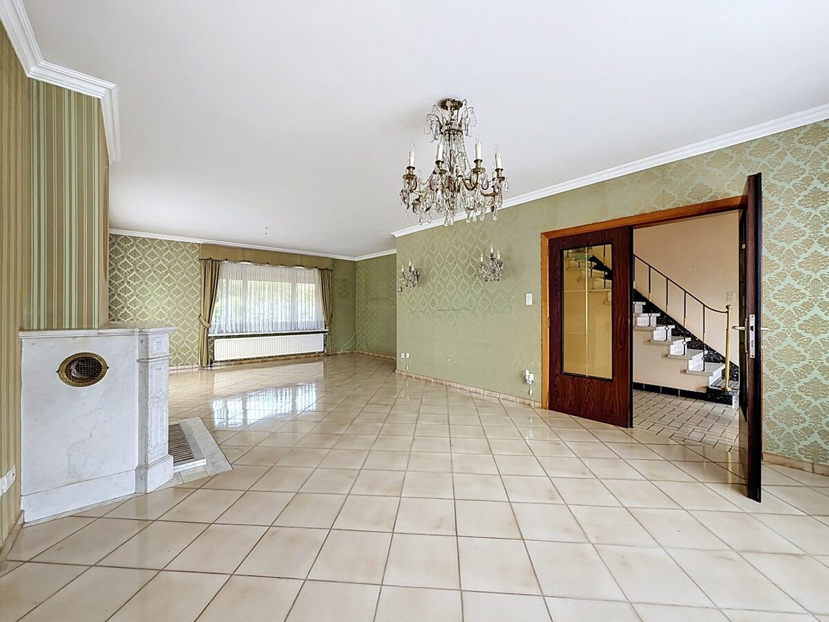 Ruime sixties villa met vergunde loodsen (350m²) te Vlierzele 