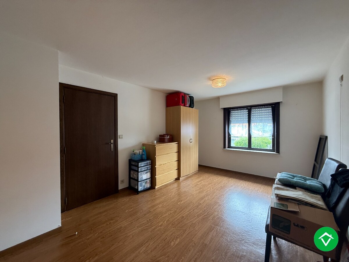 Alleenstaande woning met 5 slaapkamers, tuin en garage/loods te Roeselare 