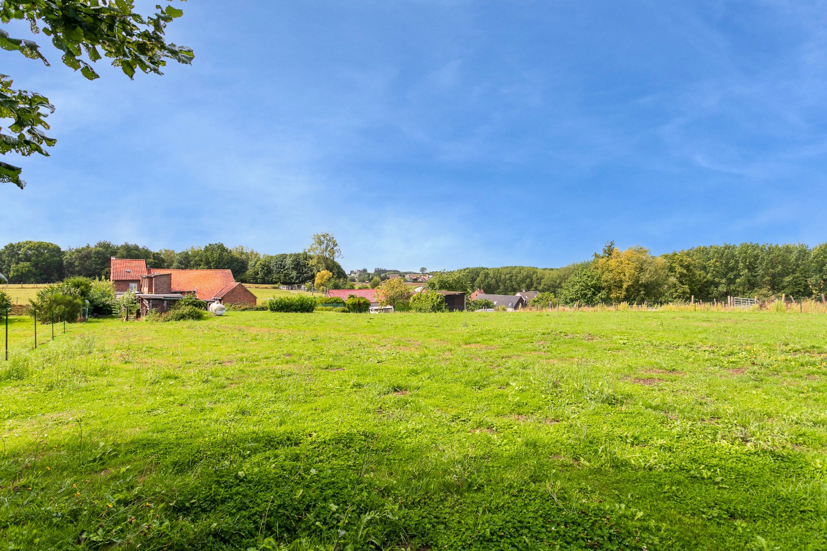 Unieke eigendom met twee woningen op een ruim perceel van 3.130 m² te Galmaarden 
