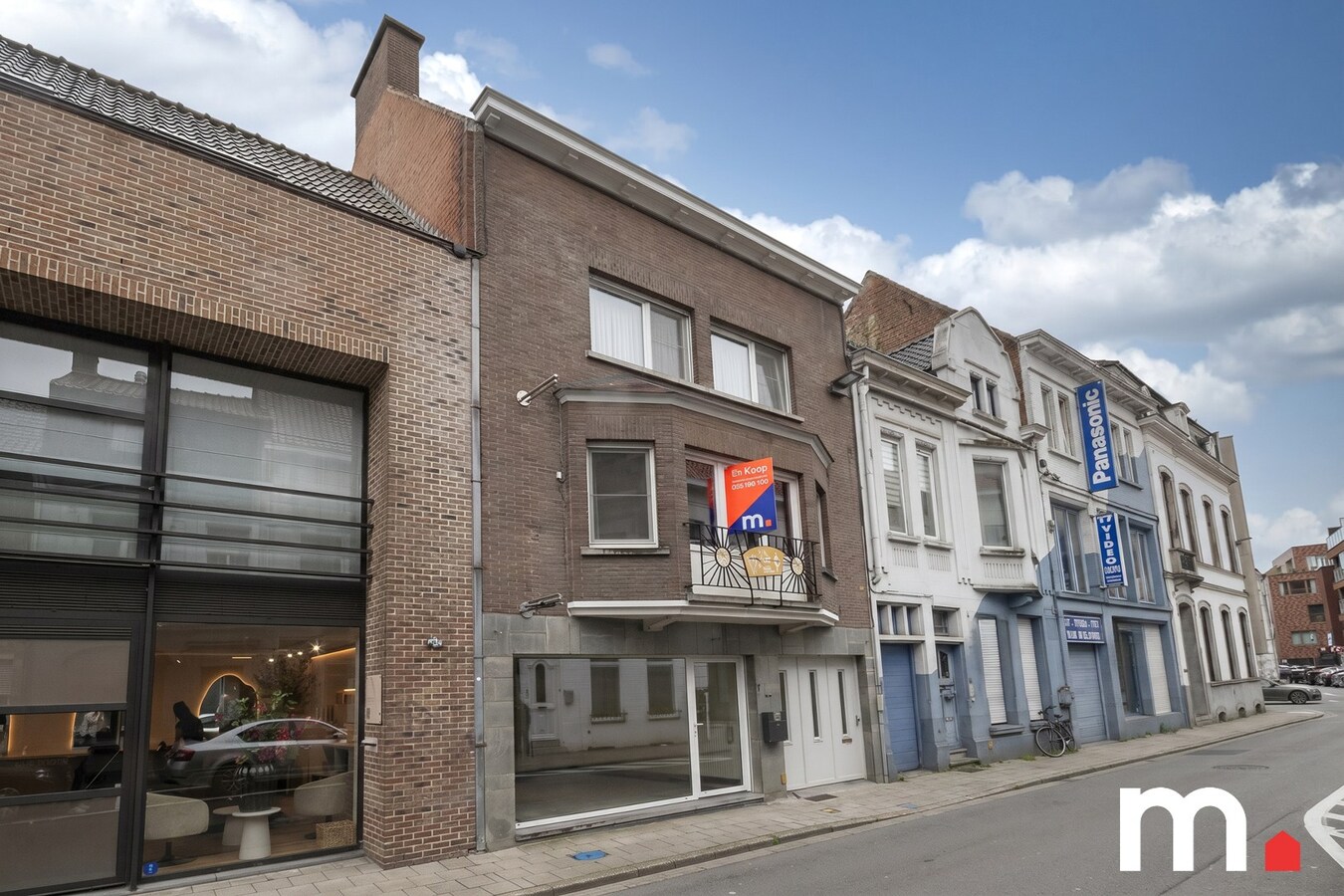 Lichtrijk instapklare woning EPC C  te Roeselare met 3 slaapkamers, zonnepanelen, Garage en praktijk! 