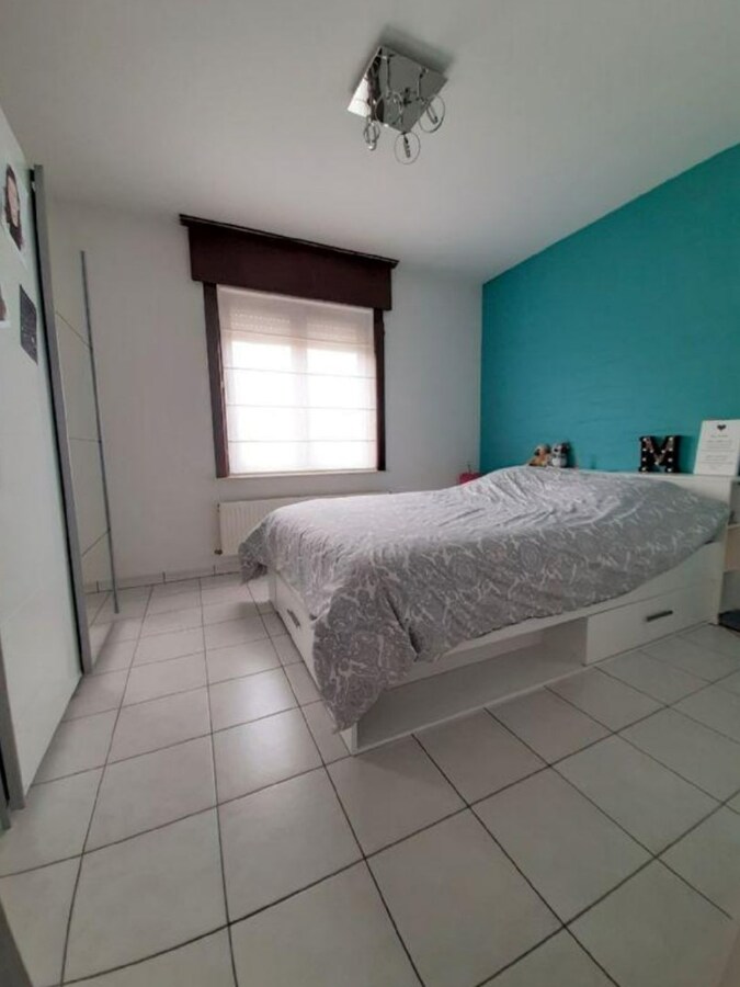 Ruime alleenstaande woning met 2 slpks en garage 