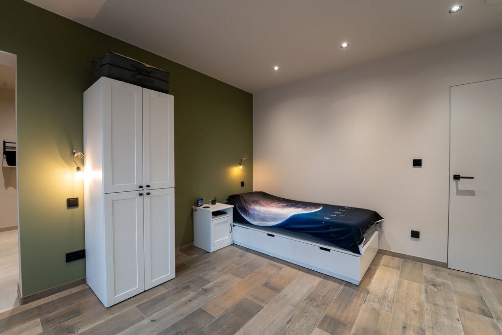 PRACHTIG GERENOVEERDE WONING MET 3 SLAAPKAMERS, 2 BADKAMERS, INPANDIGE GARAGE EN PAARDENSTALLINGEN MET ENERGIEZUINIG EPC TE WIJER (NIEUWERKERKEN) 