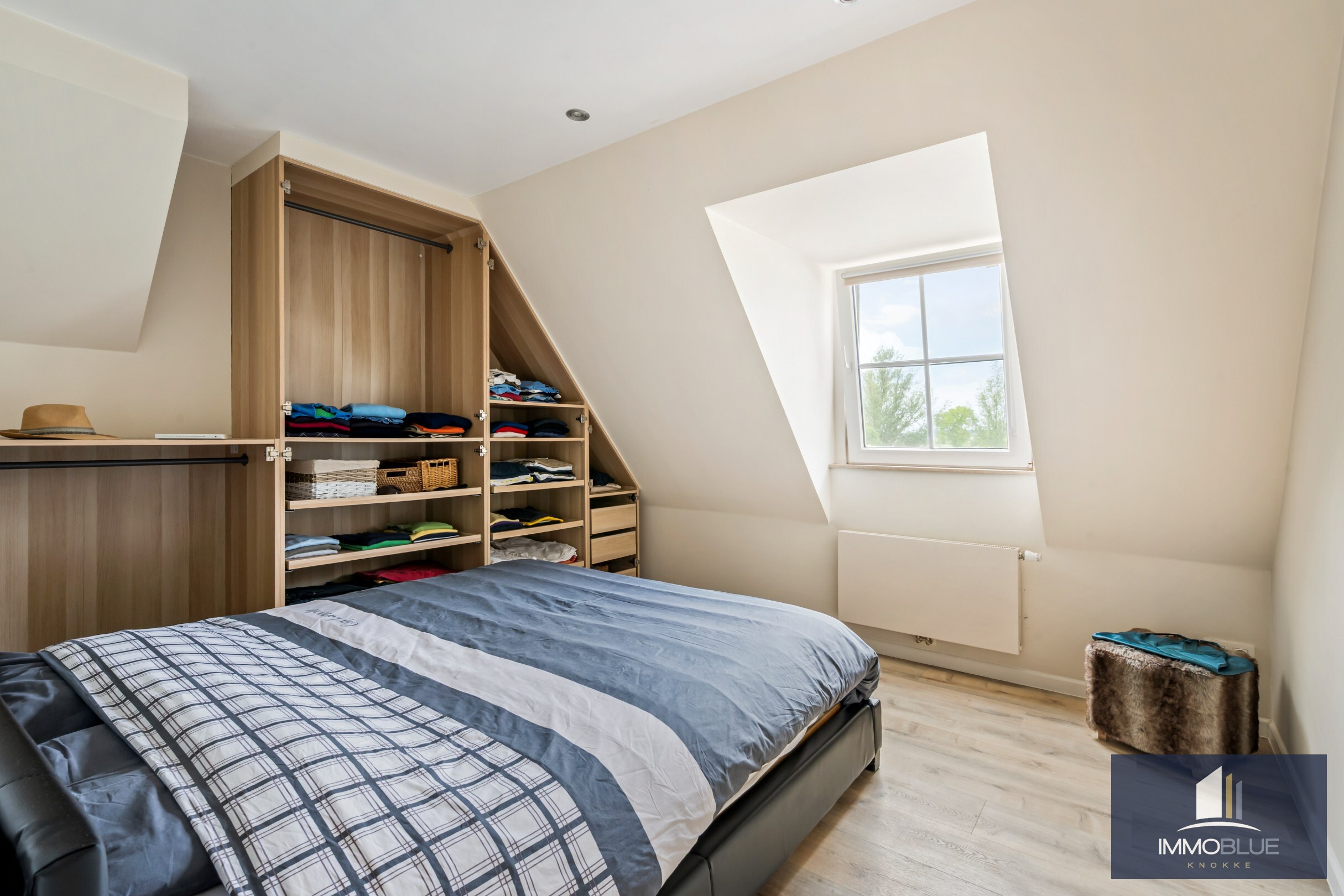 Domaine idylliquement situé avec maison rénovée, espace professionnel et installations équestres étendues. 