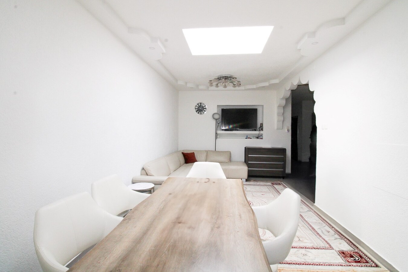 Verrassend ruime gezinswoning met energielabel B, vier slaapkamers en een uitgestrekte diepe tuin te koop in Sint-Niklaas! 