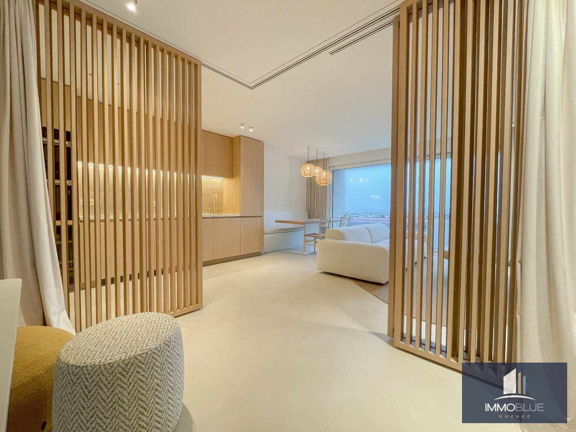 Luxueus volledig gerenoveerd appartement met een weids uitzicht gelegen in het Zoute. 