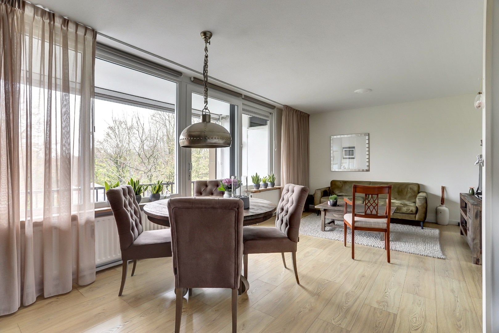 Modern afgewerkt 3 kamerappartement gelegen op de 3e verdieping met schitterend vrij uitzicht en ligging aan water! 