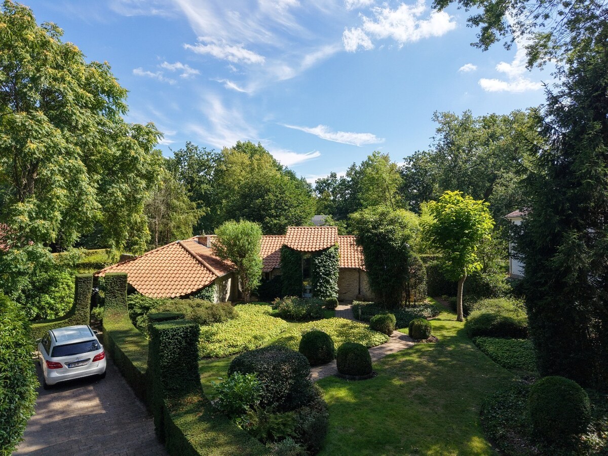 Vlassak-Verhulst villa in Spaanse stijl op een Zuid-perceel van 1.883 m² te Schilde - 's Gravenwezel "Hof ter Linden" 