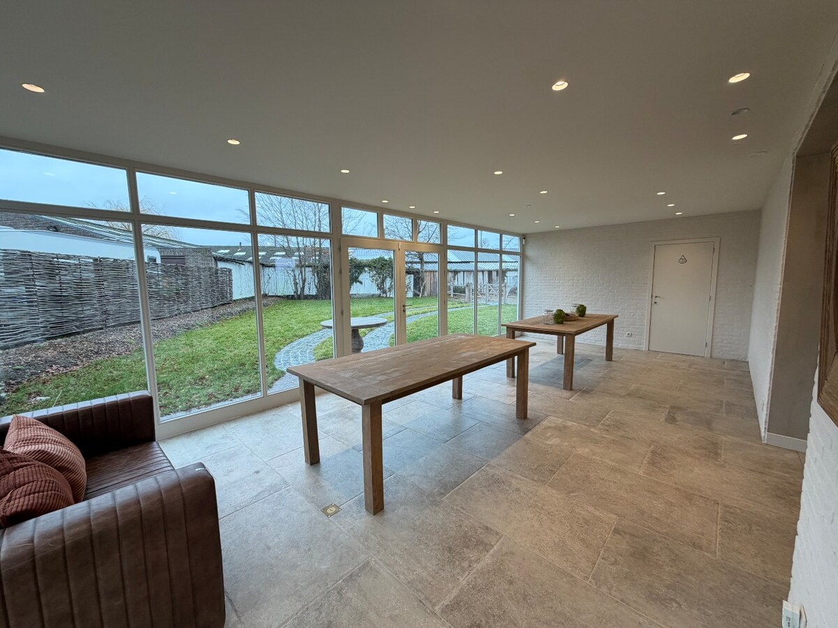 Multifunctioneel commercieel pand op toplocatie. 