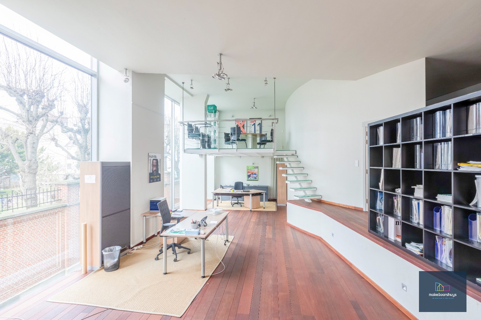 Luxueuze kantoorloft met inpandige staanplaats  en kelderberging  te Coupure Rechts. 