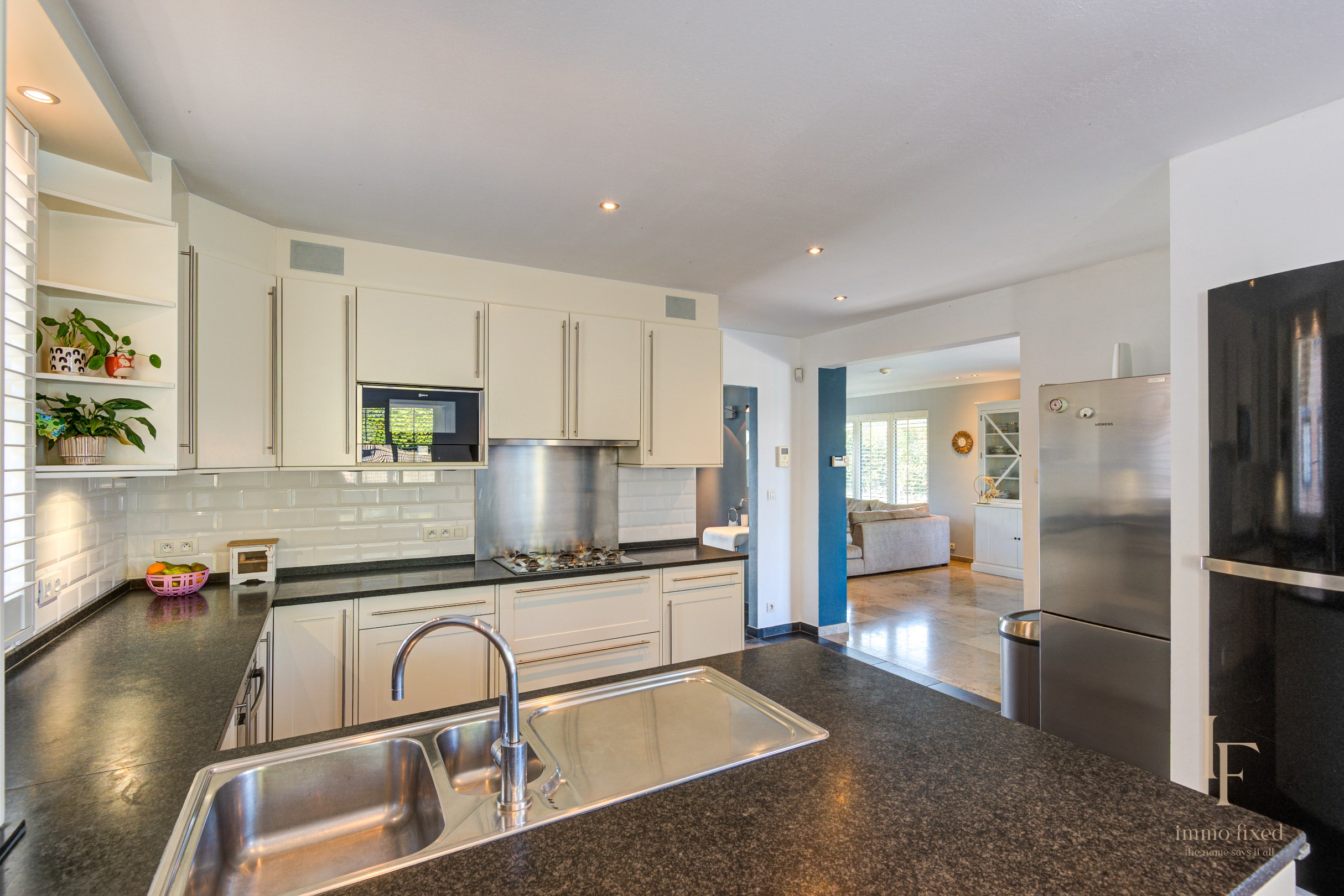 Villa met magazijn, garagebox en 12+ parkeerplaatsen te Kontich! 