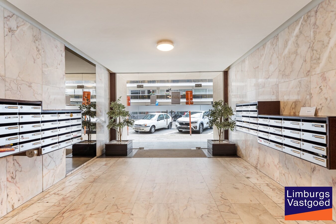 Handelspand/Kkantoor/ vrijberoep TE HUUR op toplocatie, 226m², ruime parkeergelegenheid 