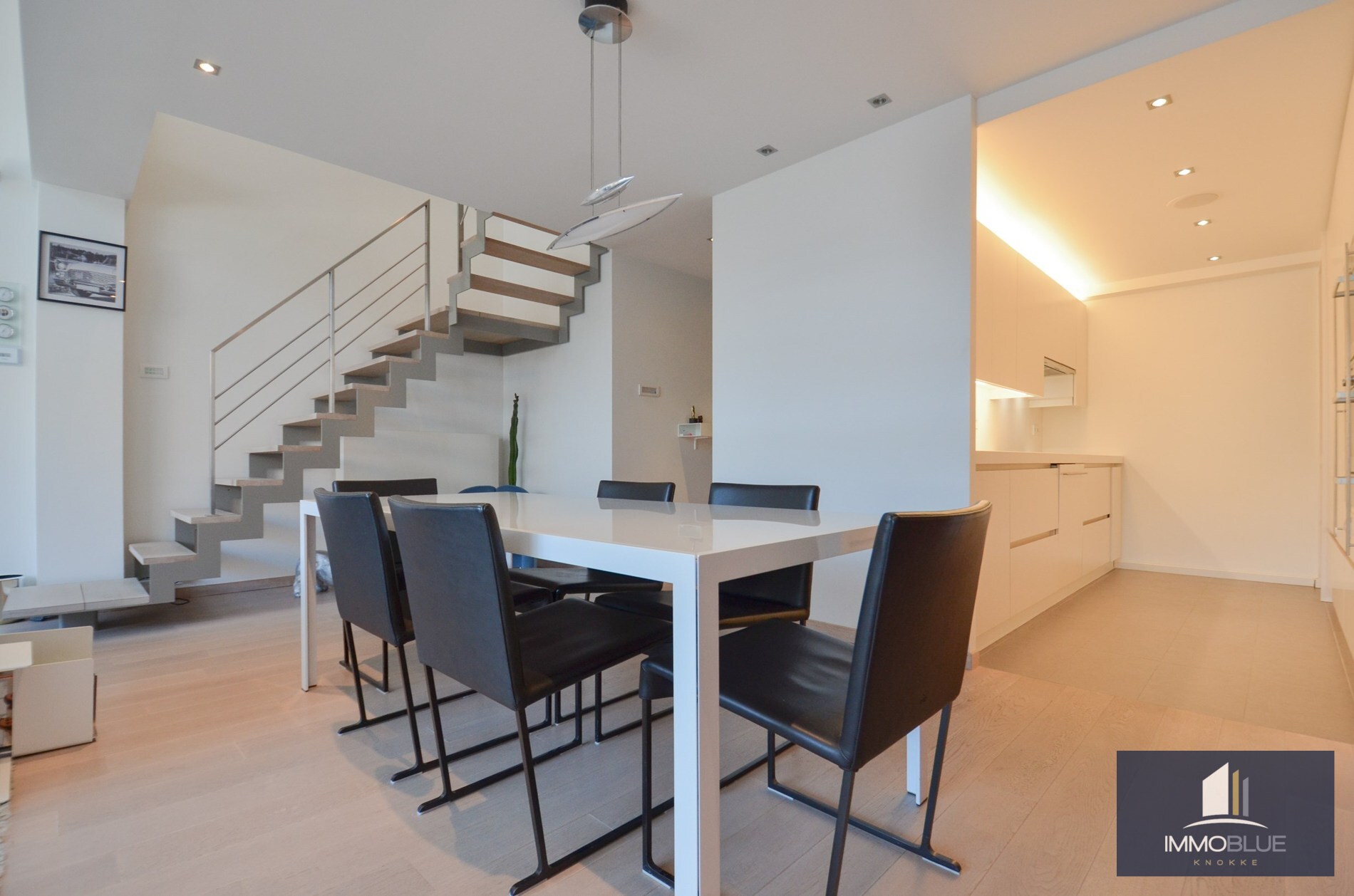 Duplex mezzanine lumineux et spacieux à louer, situé à deux pas de la mer. 